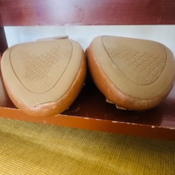 Tory Burch Royal Tan Leather Flats with TB Metallic Gold plated Logo-Pre-Owned - Picture 15 of 16